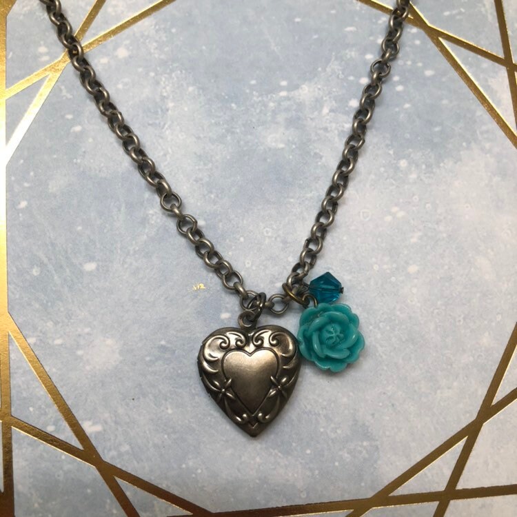 Antik Silber Herz Halskette Mit Resin Blume & Kristall Antik Silber Herz Halskette Mit Resin Blume & Kristall von KarmicKreations3