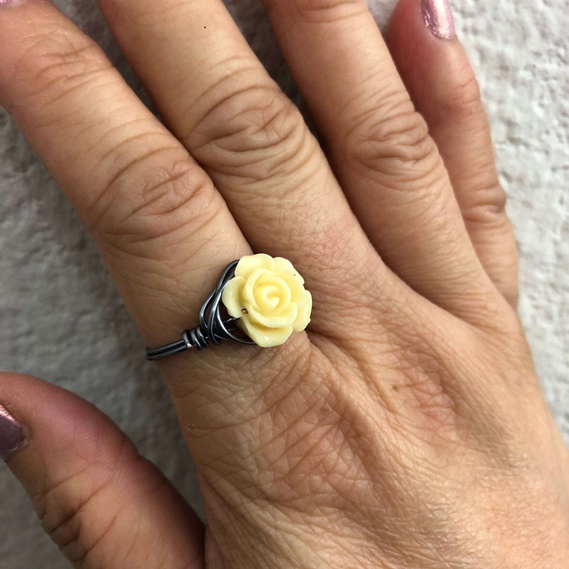 Creme Harz Rosendraht Ring Gewickelt Creme Harz Rosendraht Ring Gewickelt von KarmicKreations3