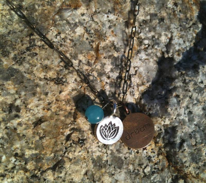 Hill Tribe Feinen Silber Lotus Blume Anhänger Mit Traum Messing Gestempelt Charme Hill Tribe Feinen Silber Lotus Blume Anhänger Mit Traum Messing Gestempelt Charme von KarmicKreations3