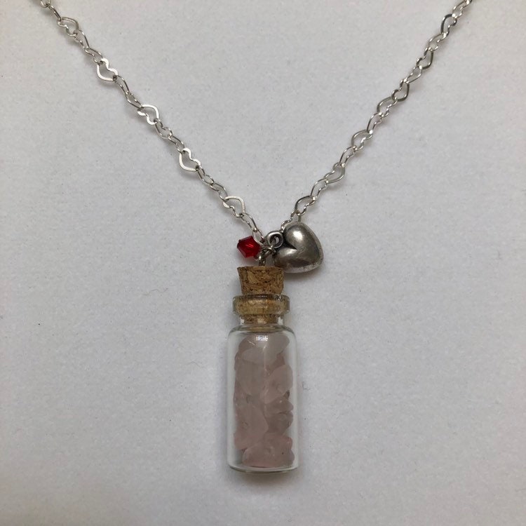Rosenquarz Stein Phile, Silber Herz Charm, Rote Swarovski Kristall Halskette Rosenquarz Stein Phile, Silber Herz Charm, Rote Swarovski Kristall Halskette von KarmicKreations3