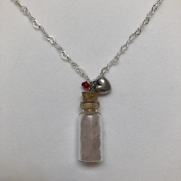 Rosenquarz Stein Phile, Silber Herz Charm, Rote Swarovski Kristall Halskette Rosenquarz Stein Phile, Silber Herz Charm, Rote Swarovski Kristall Halskette von KarmicKreations3