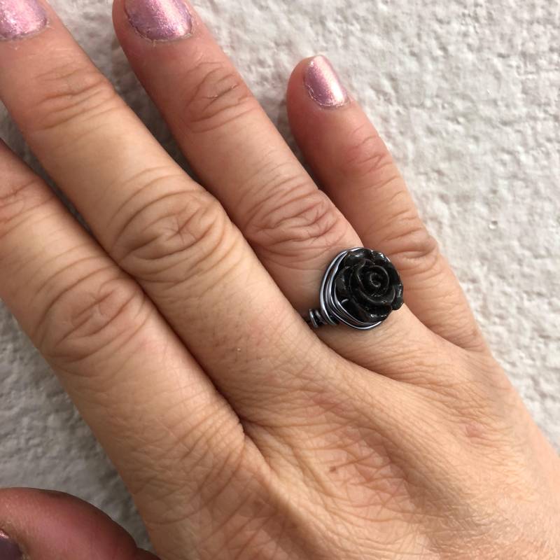 Schwarzer Rosendraht Ring Aus Resin Schwarzer Rosendraht Ring Aus Resin von KarmicKreations3