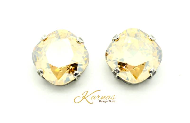 Golden Honey 12mm Kristall Kissenschliff Ohrstecker Elemente Wählen Sie Ihr Finish Karnas Design Studio von KarnasDesignStudio