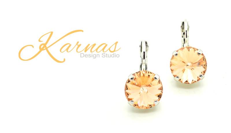 Light Peach 12 Mm Tropfen Oder Ohrstecker Mit K.d.s. Premium Kristall Wählen Sie Ihr Finish Karnas Design Studio von KarnasDesignStudio