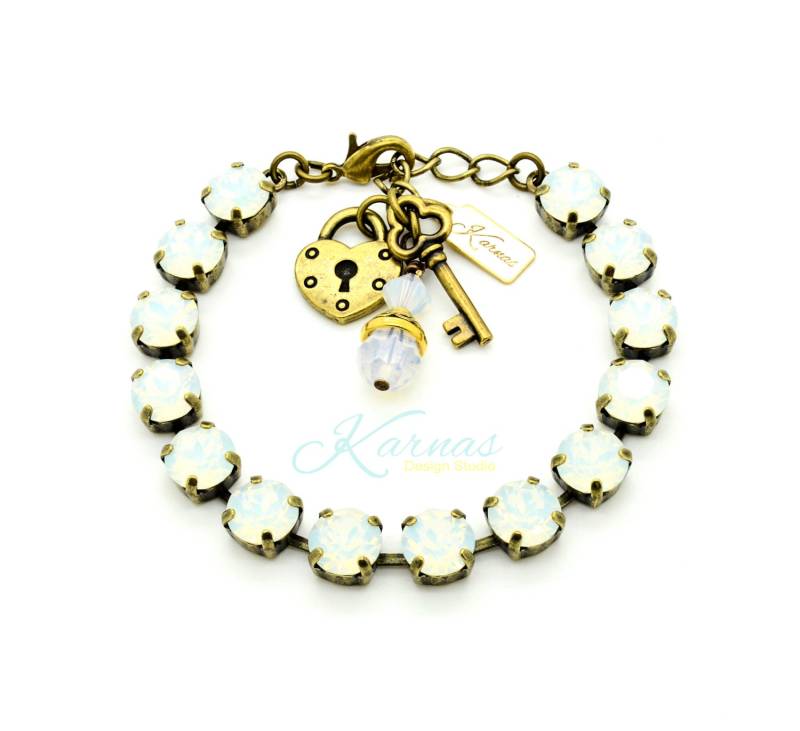 White Opal 8 Mm Bettelarmband Made With K.d.s. Premium Kristall Wählen Sie Ihr Finish Karnas Design Studio ™ von KarnasDesignStudio