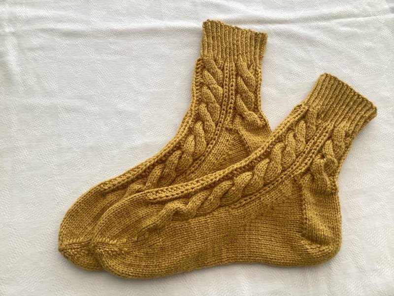 Handgestrickte Socken Mit Zopfmuster in Größe 41/42 Für Frauen | Schmalerer Fuß von KarolasWollparadies