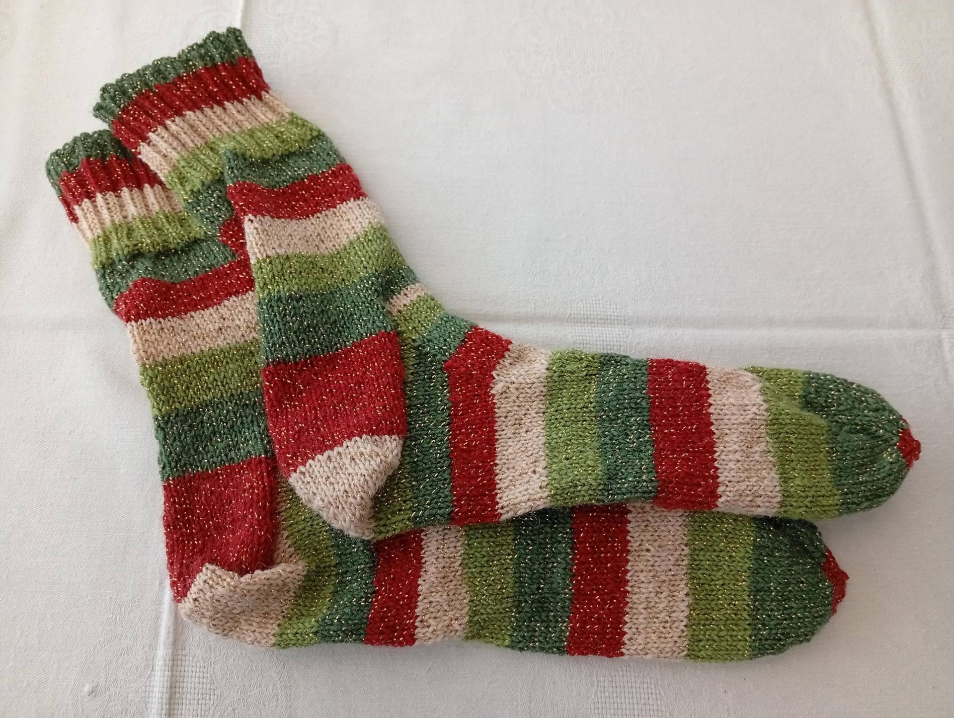 Warme „Weihnachtssocken" Aus Markensockenwolle Mit Lurexfaden in Größe 40/41 Warme „Weihnachtssocken" Aus Markensockenwolle Mit Lurexfaden in Größe 40/41 von KarolasWollparadies