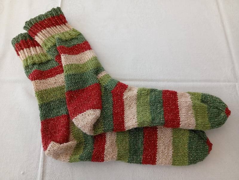 Warme „Weihnachtssocken" Aus Markensockenwolle Mit Lurexfaden in Größe 40/41 Warme „Weihnachtssocken" Aus Markensockenwolle Mit Lurexfaden in Größe 40/41 von KarolasWollparadies