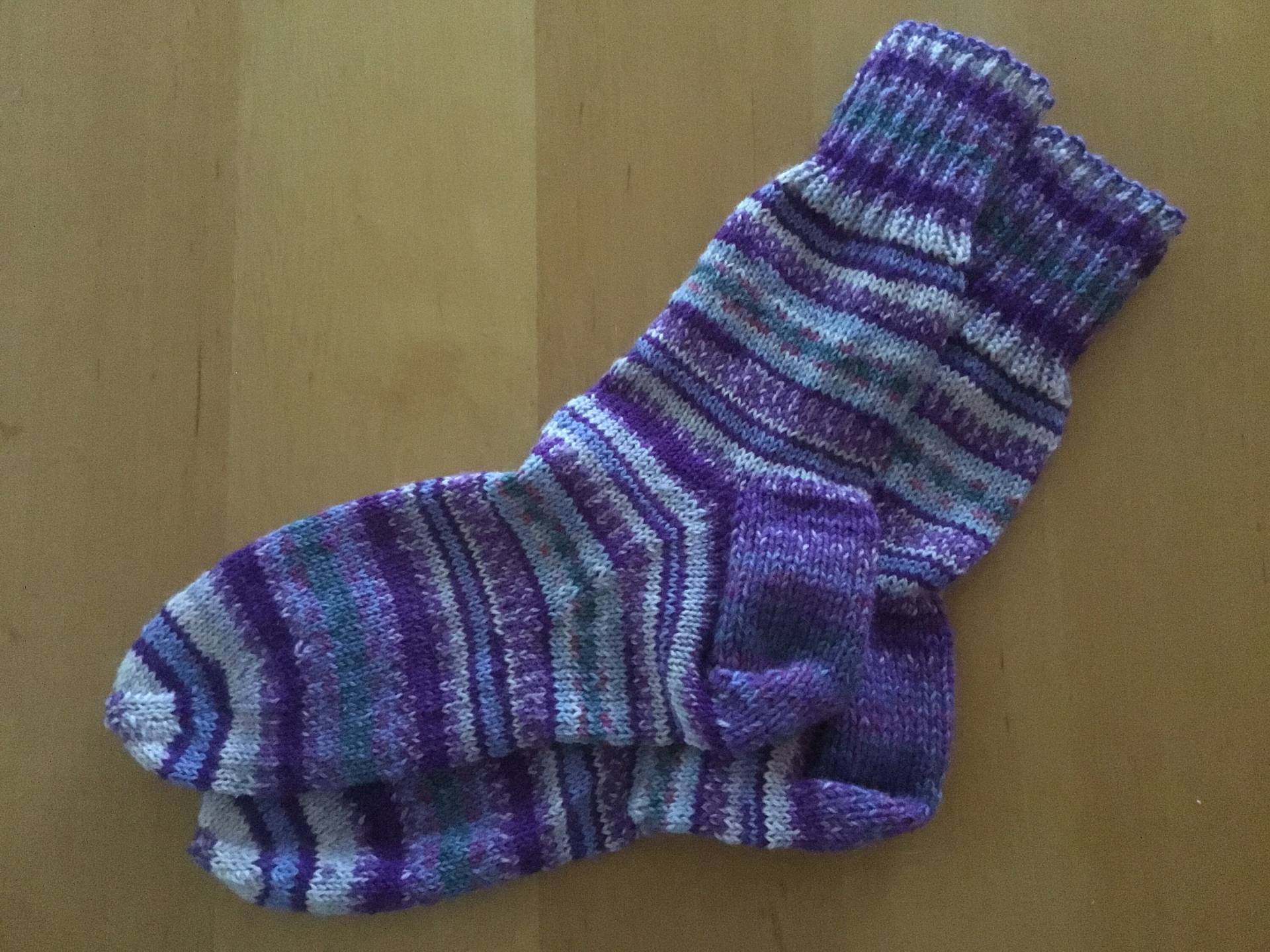 Warme Socken Aus Sockenwolle Design By Arne Und Carlos, Größe 38/39, Handgestrickt Von Karolaswollpadies Warme Socken Aus Sockenwolle Design By Arne Und Carlos, Größe 38/39, Handgestrickt Von Karolaswollpadies von KarolasWollparadies