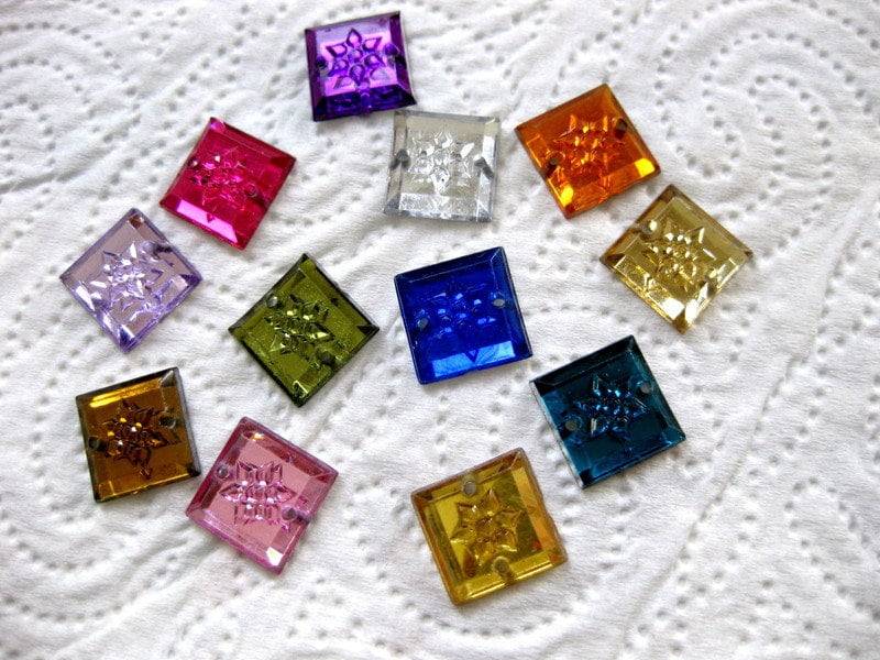 100 Acryl-Schmucksteine Viereckig Mit Motiv Floral Blüte 14mm Zum Aufnähen Farbe Wählbar St45E 100 Acryl-Schmucksteine Viereckig Mit Motiv Floral Blüte 14mm Zum Aufnähen Farbe Wählbar St45E von Karolaskurzwaren