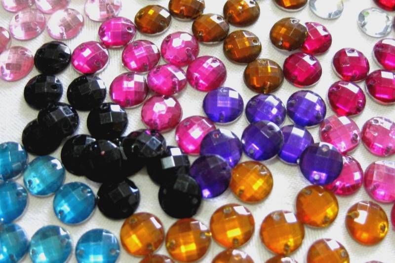 100 Acryl-Strass-Glitzersteine Rund 10mm Zum Aufnähen Farbe Wählbar St18E von Karolaskurzwaren