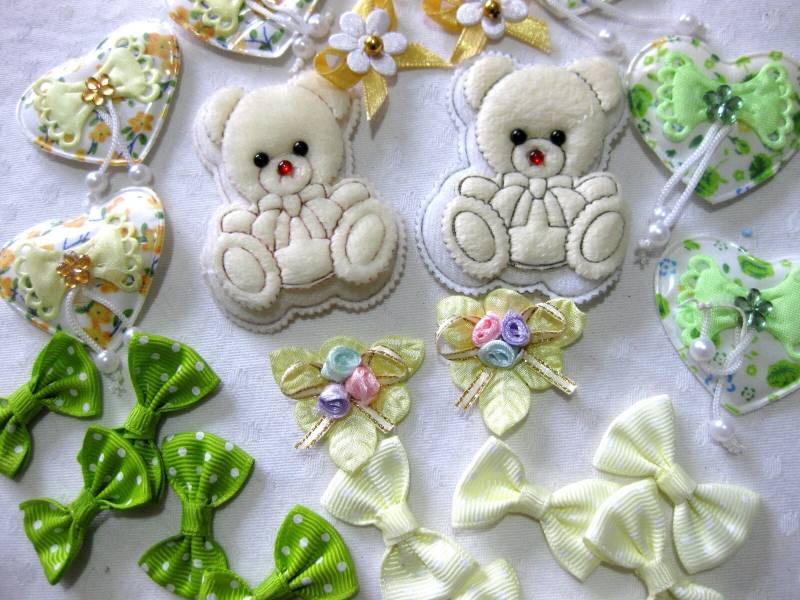 Bezaubernde Applikationen in Gelb-Grün, Herzen, Schleifen, Teddy von Karolaskurzwaren