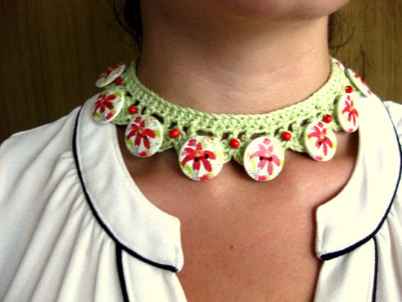 Halskette Statement-Kette Gehäkelt Hellgrün Mit Holzknöpfen Landhausmode Baumwollkette Textilschmuck Kragen Floral von Karolaskurzwaren