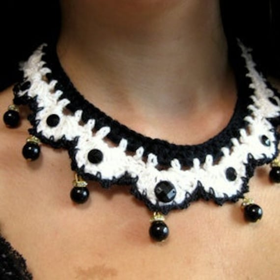 Halskette Statement-Kette Gehäkelt Weiß-Schwarz Textielschmuck Modeschmuck Perlen Baumwollkragen von Karolaskurzwaren