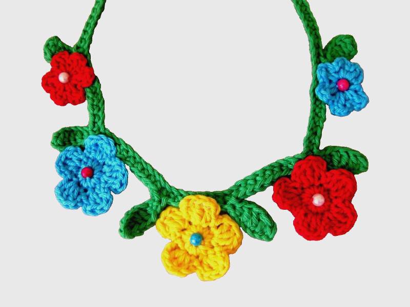 Kinderkette Halskette Häkelschmuck Blumenkette Häkelblumen Mädchenschmuck Häkel-Kette Kragen Floral Blüten von Karolaskurzwaren