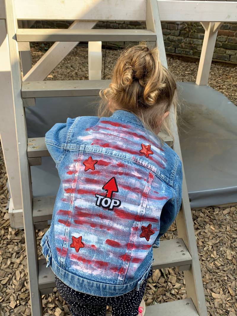 Blaue Unisex Upcycling Jeansjacke „Top", Gr. 104 von KarosBagForYou