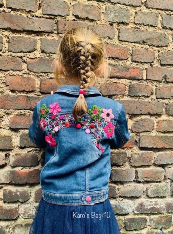 Blaue Upcycling Jeansjacke Für Kinder Mit Blumen Und Knöpfen, Gr. 116 von KarosBagForYou