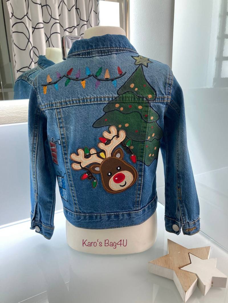 Blaue Upcycling Kinder-Jeansjacke „Weihnachten", Bemalt, Mit Aufnaeher, Gr. 104 von KarosBagForYou