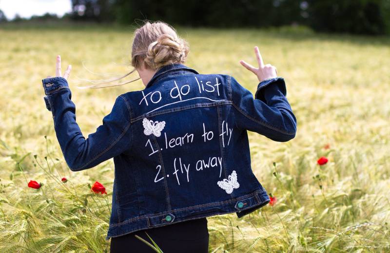 Dunkelblaue Jeansjacke Mit Aufnaehern Und Schrift, Gr. 34/Xs von KarosBagForYou