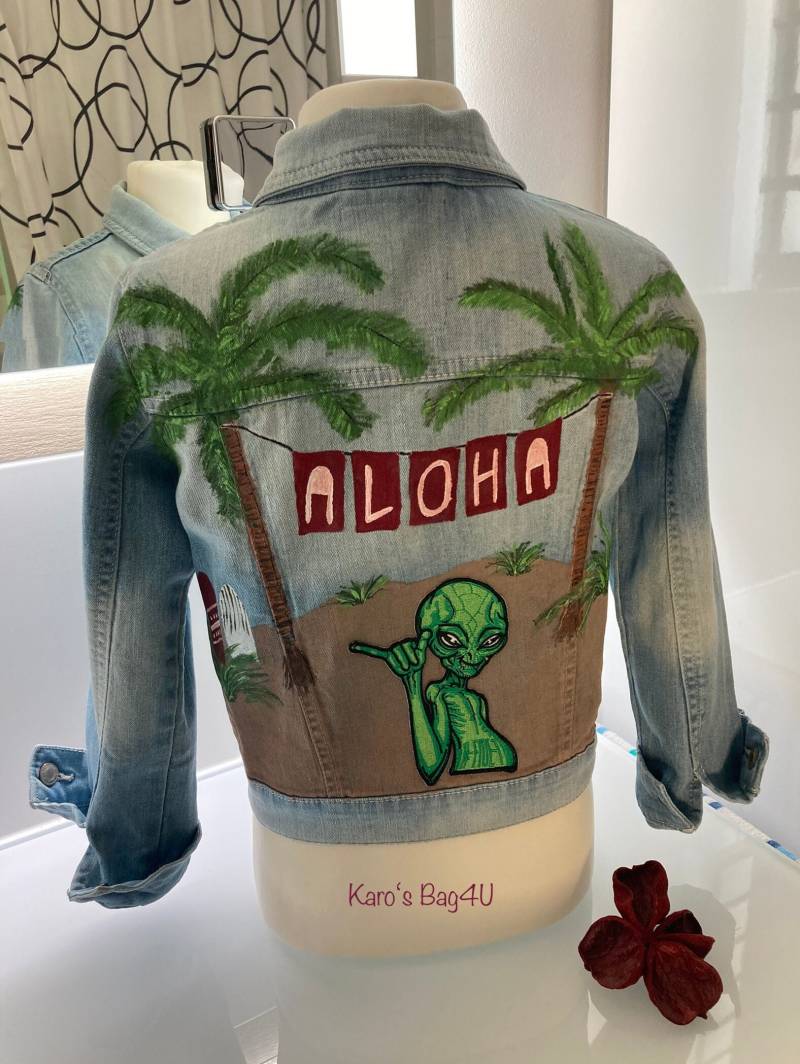 Hellblaue Kinder-Jeansjacke Mit Aufnaeher „Alien Am Strand", Gr. 116 von KarosBagForYou