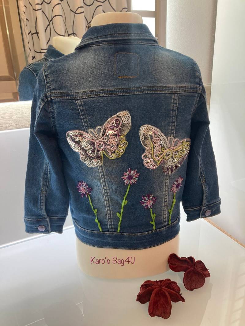 Hellblaue Kinder-Jeansjacke Mit Aufnaehern Und Stickblumen, Gr. 98 von KarosBagForYou