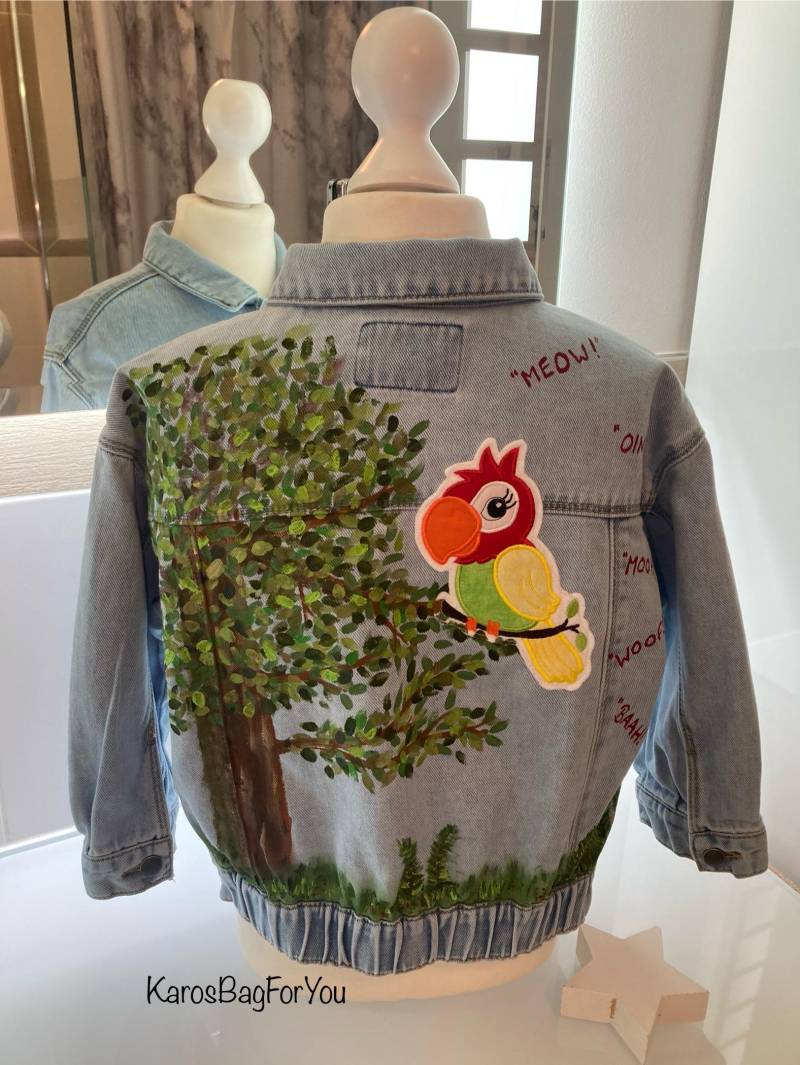Hellblaue Upcycling Kinder-Jeansjacke Mit Bemalung Und Aufnäher, Gr. 104 von KarosBagForYou