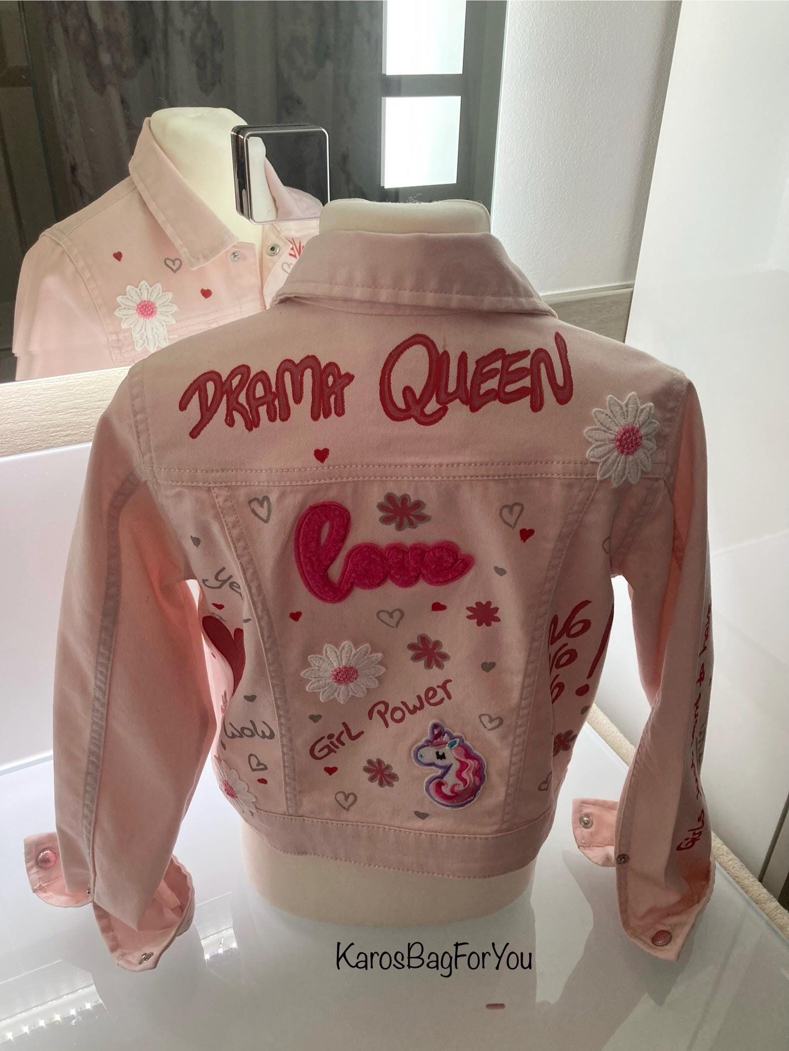 Rosa Upcycling-Jeansjacke Für Kinder Mit Aufnaehern Und Bemalung „Drama Queen" von KarosBagForYou