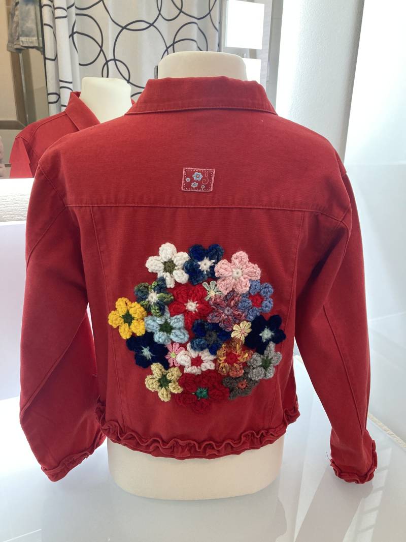 Rote Upcycling Jeansjacke Für Kinder Mit Bunten Blumen-Aufnähern Und Rüschenborte, Gr. 116 von KarosBagForYou