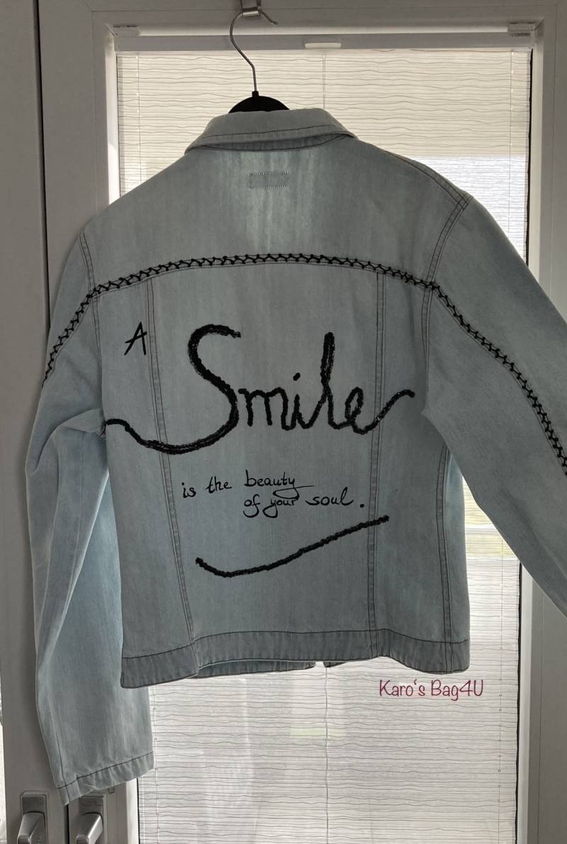 Upcycling-Jeansjacke in Hellblau Mit Pailletten Und Schriftzug, Gr. L | 40/42 von KarosBagForYou