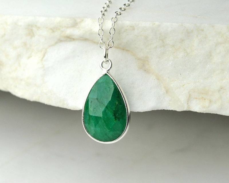 Echte Smaragd Halskette Sterling Silber Grün Rohstein Tropfen Anhänger Mai Birthstone von KarousosJewelry