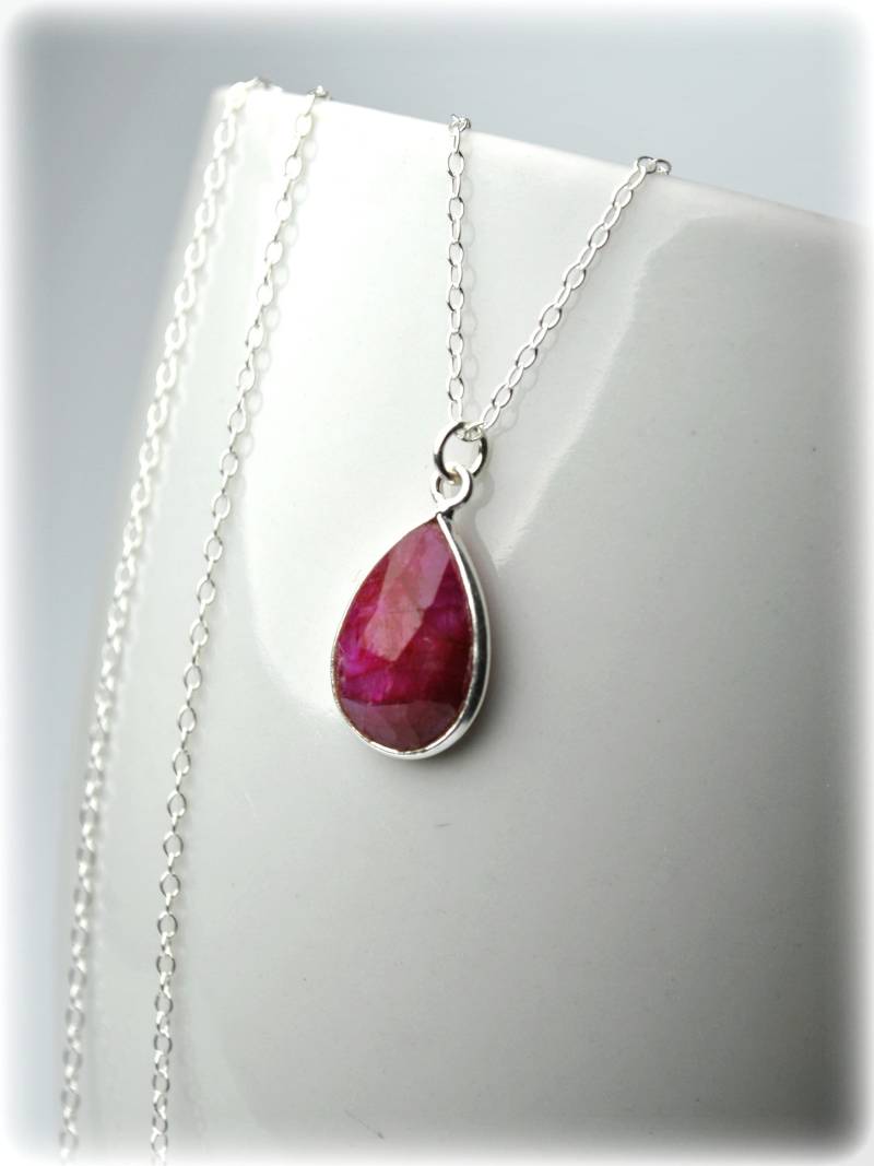 Echte Rubin Tropfen Kette Sterling Silber Juli Geburtsstein Anhänger von KarousosJewelry