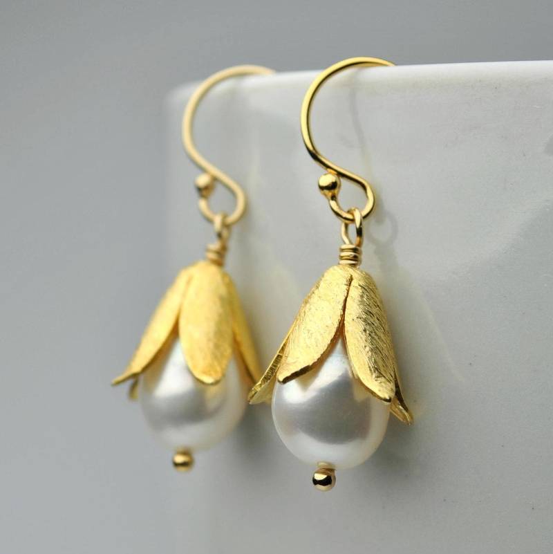 Gold Lilie Perle Tropfen Ohrringe Braut Juni Birthstone Schmuck von KarousosJewelry