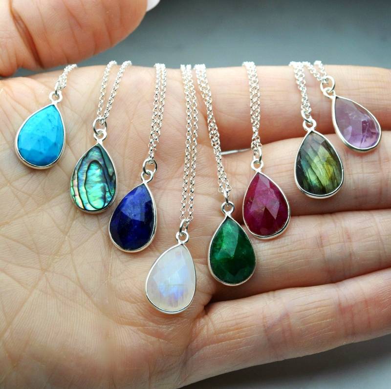 Birthstone Halskette Tropfenförmiger Edelstein Anhänger in Sterling Silber von KarousosJewelry
