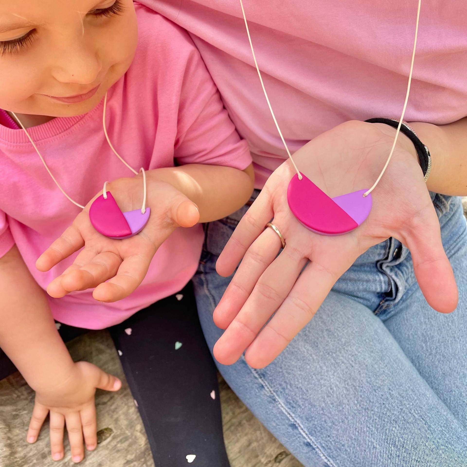 Mutter Und Tochter Violet Flieder Fimo Halskette, Mehrfarbiges Mutter-Tochter Geschenk, Ungewöhnliche Schmuck Set Von 2 Mutter Und Tochter Violet Flieder Fimo Halskette, Mehrfarbiges Mutter-Tochter Geschenk, Ungewöhnliche Schmuck Set Von 2 von KarpouzakiJewelry