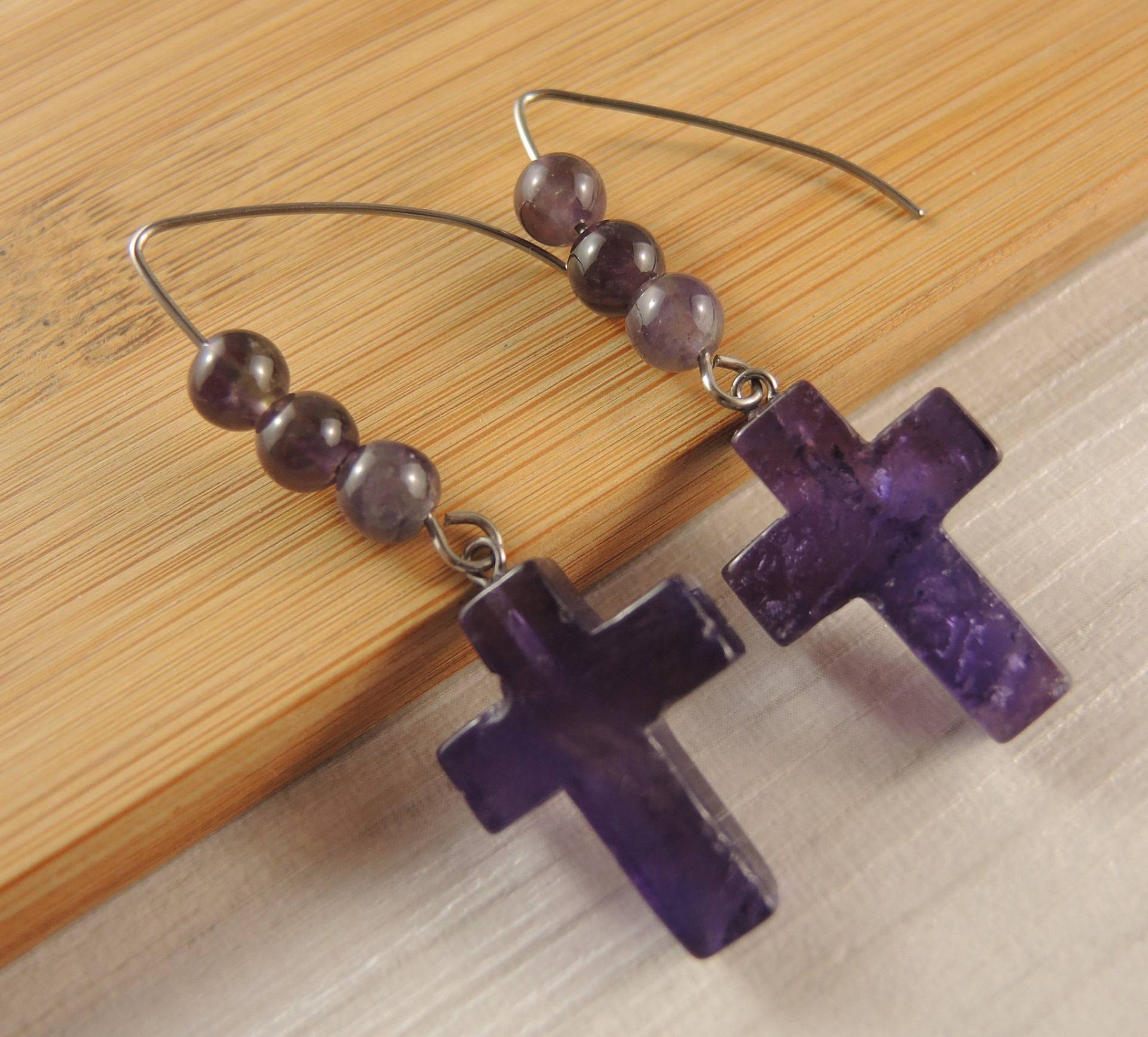 Amethyst Edelstein Kreuz, Statement Paar, Baumeln Mode, Perlen Ohrringe, Edelstahl Haken von KartikaEarrings