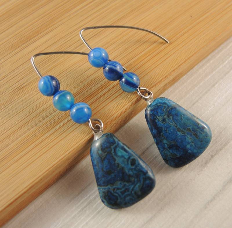 Blaue Achat Trapez Ohrringe Edelstahl Perlen Ohrhänger von KartikaEarrings