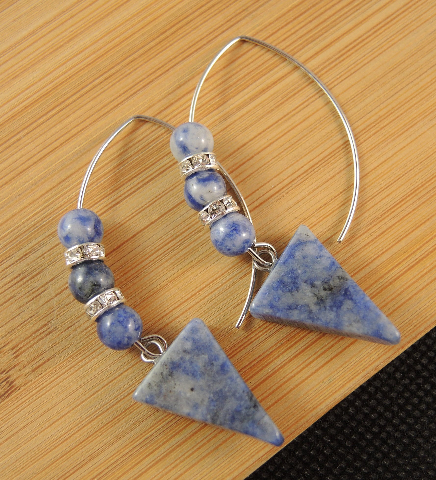 Blauer Sodalith, Dreieckiger Edelstein, Statement-Paar, Baumeln Mode, Perlen Ohrringe, Edelstahl, Ovale Haken von KartikaEarrings