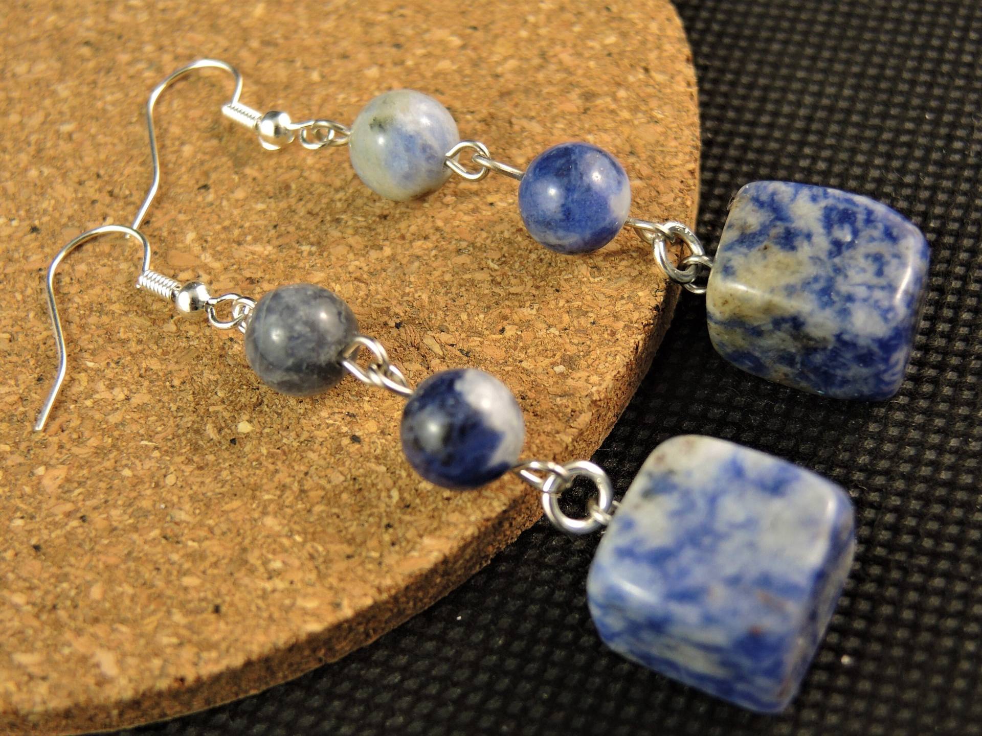 Blauer Sodalith Trommelstein Edelstein Nuggets Boho Paar Lange Perlen Ohrringe Mit Versilberten Haken # 454 von KartikaEarrings