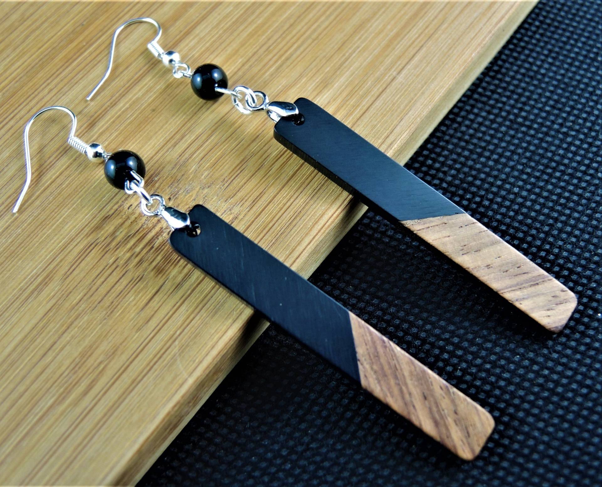 Boho, Holz Schwarze Harz, Baumeln & Hänge Ohrringe, Leichte Schwarze Achat Perlen, Versilberte Haken, #27 von KartikaEarrings