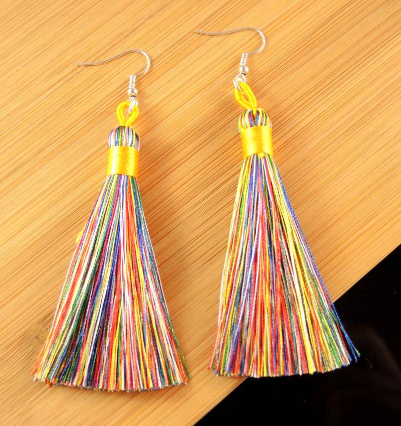 Boho Quasten Baumeln Ohrringe Mehrfarbige Seide Polyester, Hypoallergene Silberhaken von KartikaEarrings