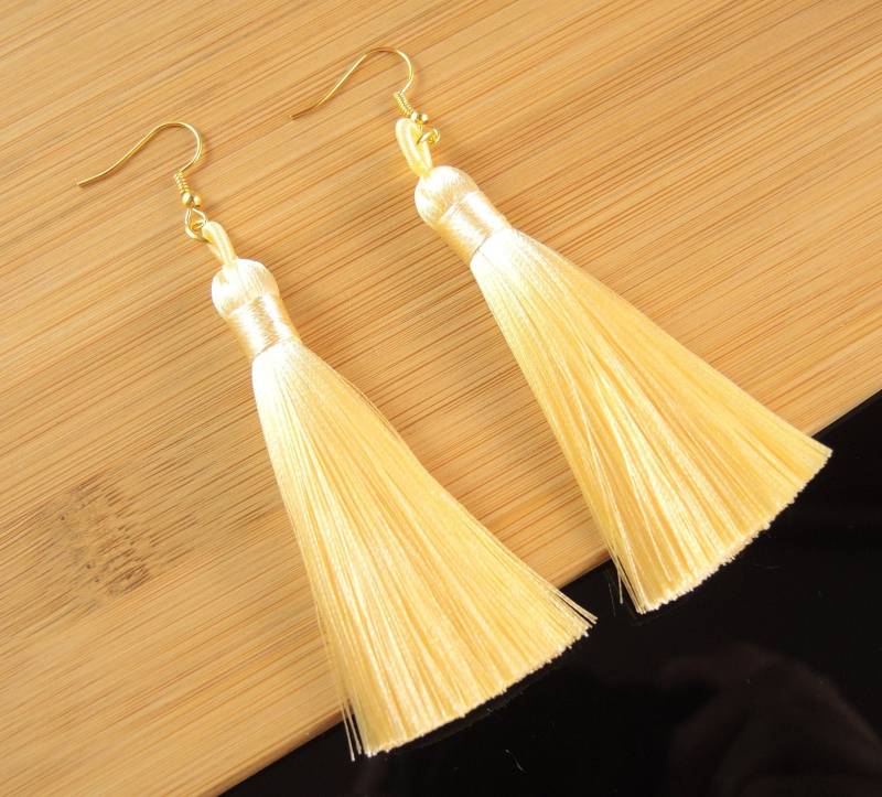 Champagnergelbe Quasten-Ohrringe Boho Ohrringe Aus Seide Und Polyester von KartikaEarrings