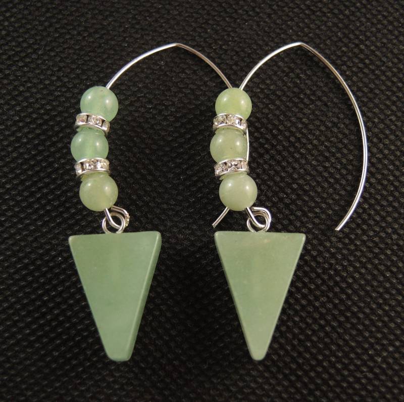 Grüne Aventurin Dreiecke Ohrringe Perlenbesetzte Ohrhänger, Edelstahl Haken von KartikaEarrings