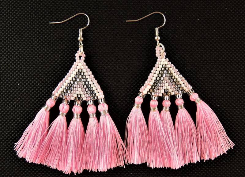 Handgemachte Miyuki Perlen Quasten Ohrringe Rosa Weiss Grau Boho Anhänger von KartikaEarrings