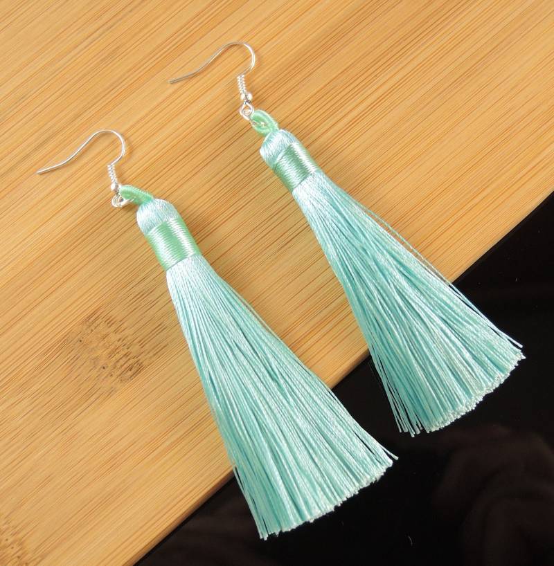 Hellgrüne Seiden Quasten Ohrringe Boho Ohrringe von KartikaEarrings