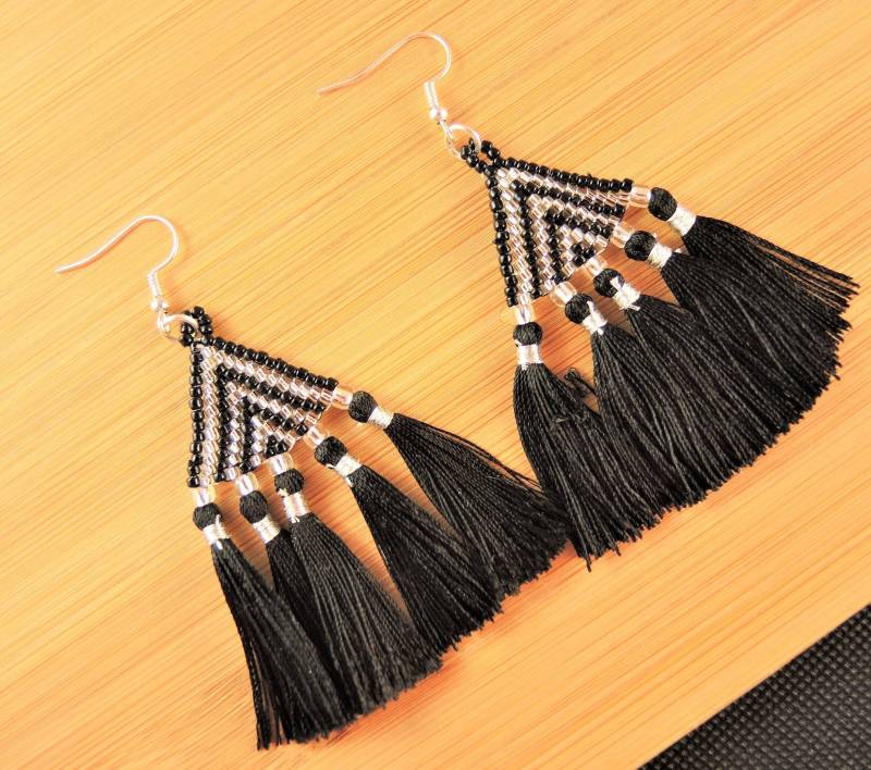 Miyuki Perlen Quasten Ohrringe Silber & Schwarz Boho Baumeln von KartikaEarrings