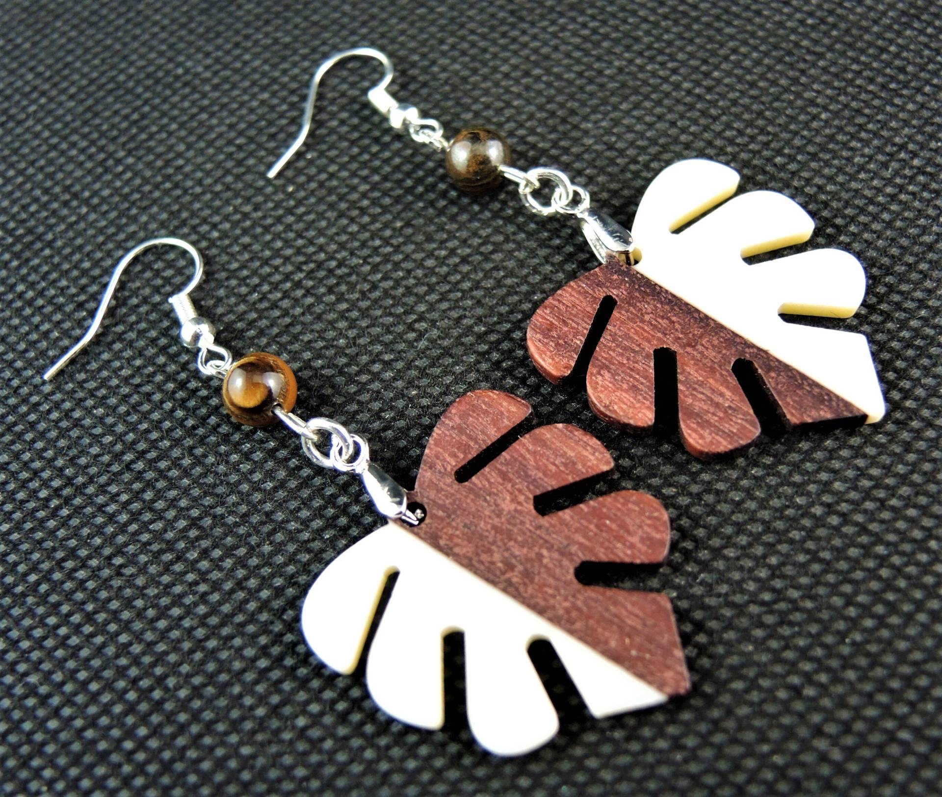 Monstera Blatt, Naturholz, Weißes Harz, Boho Baumeln Tropfen, Leichte Ohrringe, Tigerauge Perlen, Versilberte Haken # 700 von KartikaEarrings