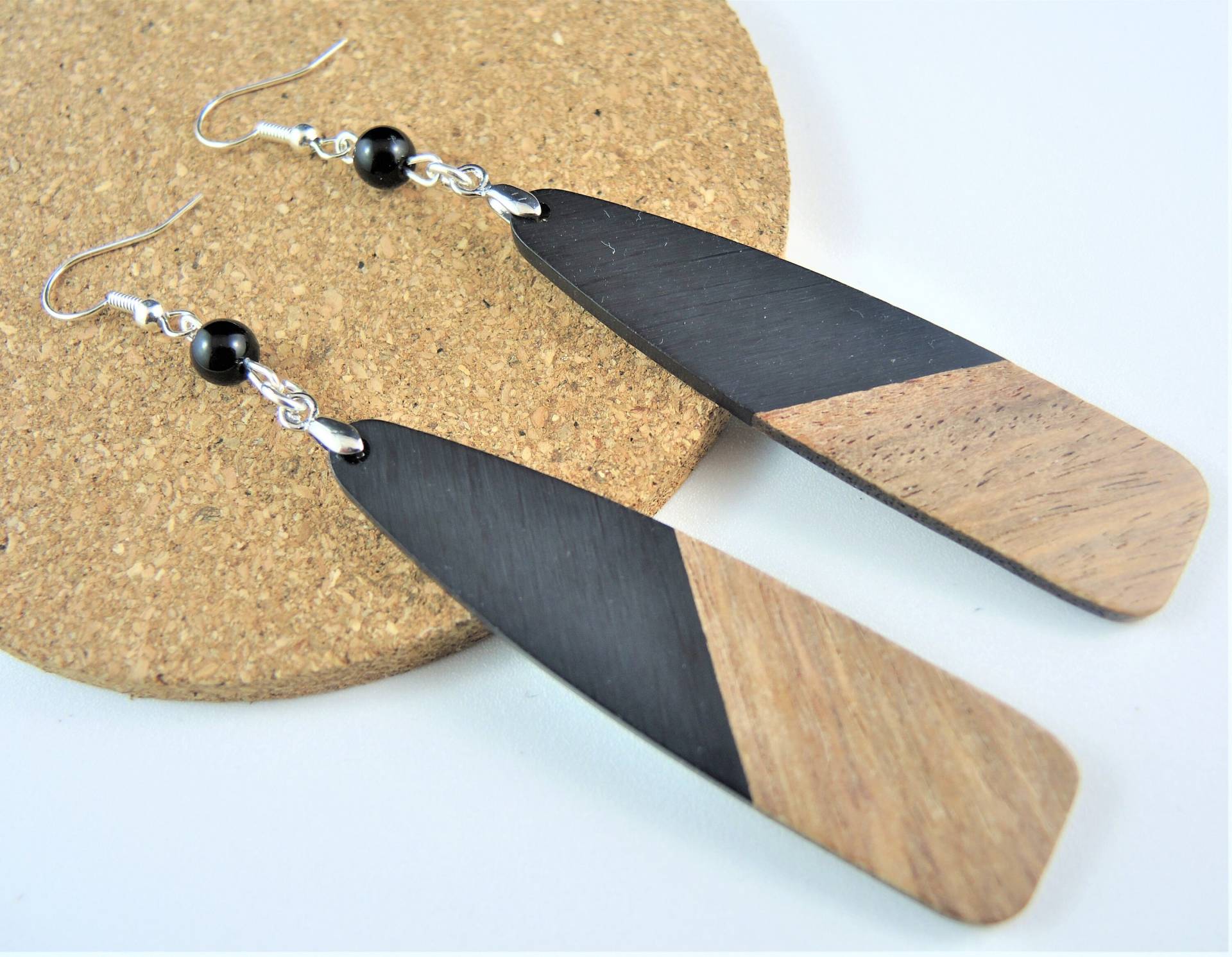 Natürliche Lange Holz, Schwarze Harz, Boho Baumeln Tropfen Ohrringe, Leichte Achat Perlen, Versilberte Haken # 524 von KartikaEarrings