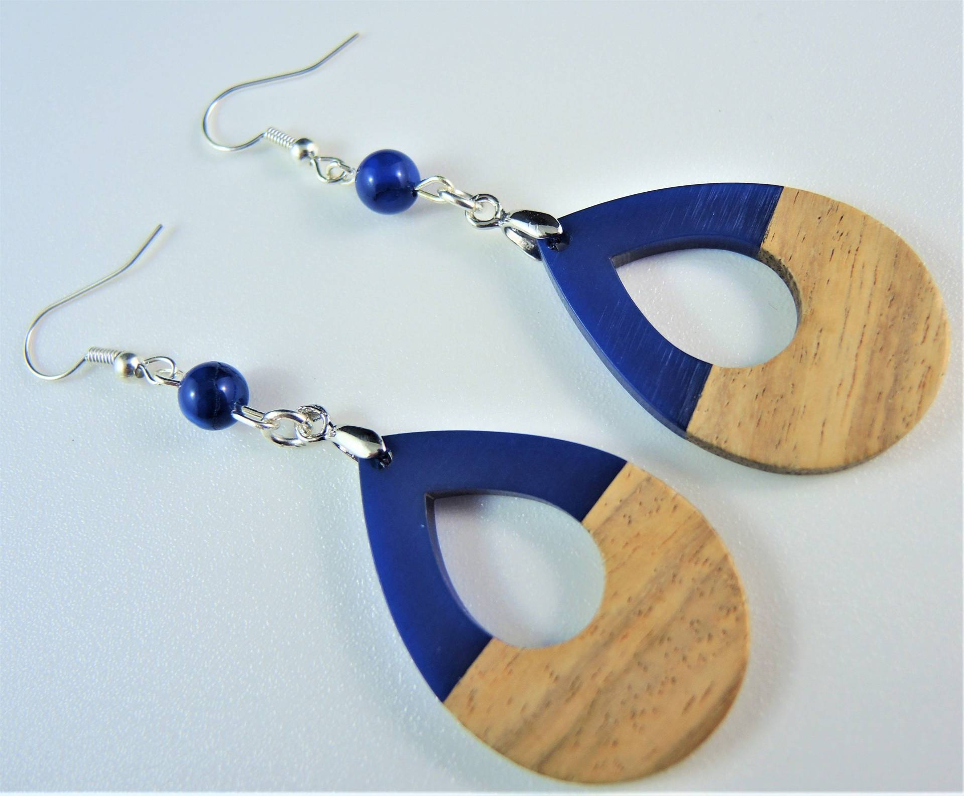 Natürlicher Tropfen Holz, Blaues Harz, Boho Baumeln Tropfen, Leichte Ohrringe, Blaue Achat Perlen, Versilberte Haken # 845 von KartikaEarrings