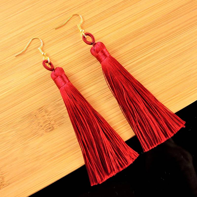 Rote Seide Quaste Ohrringe Boho Tropfen, Hypoallergene Haken von KartikaEarrings