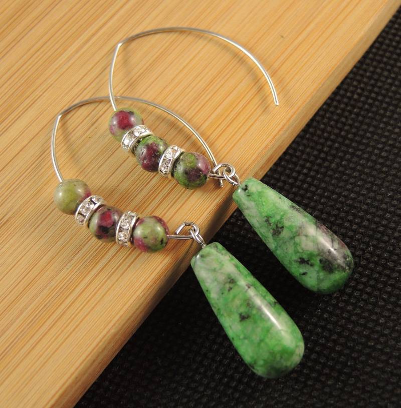 Rubin Zoisit, Edelstein, Statement, Tropfen, Mode, Perlen Ohrringe, Edelstahl, Oval Haken von KartikaEarrings